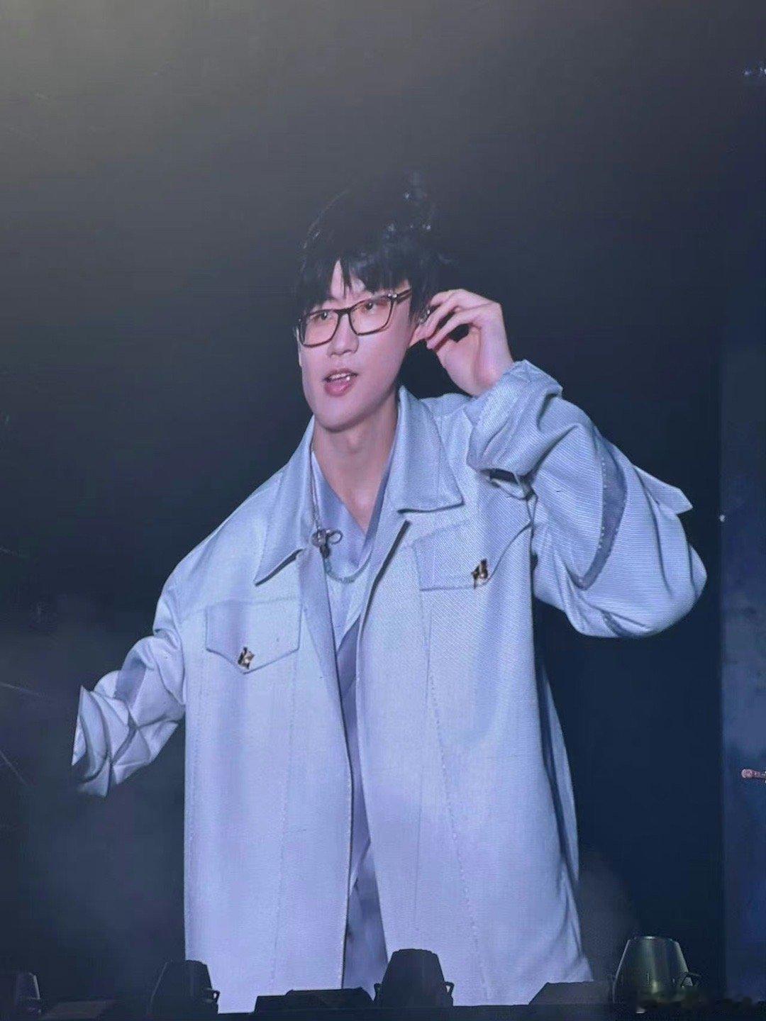 不得不说#许嵩好嫩啊#，仿佛时间在他身上停止了流动。 ​​​