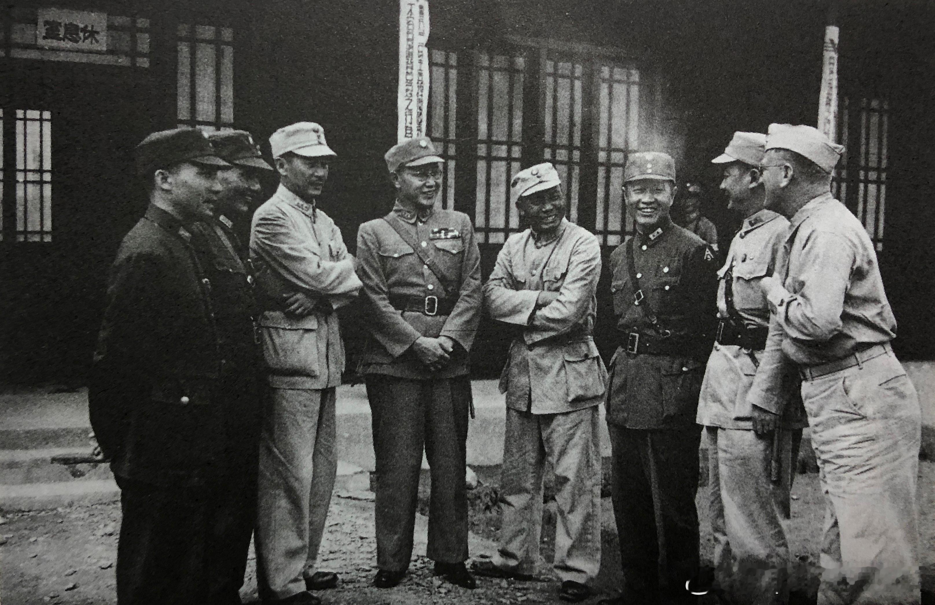 1945年8月芷江受降仪式后，中国军队高级将领与中国战区美军作战司令部参谋长柏德