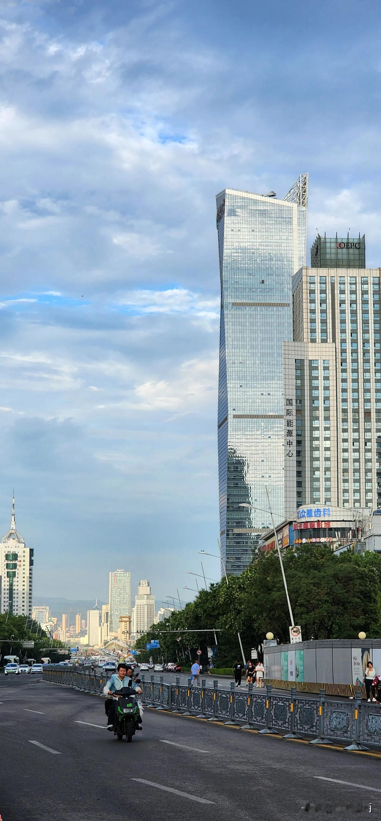 迎泽大街的改造正如火如荼的进行着，作为名义上的迎泽西大街其实算不上迎泽大街，这次