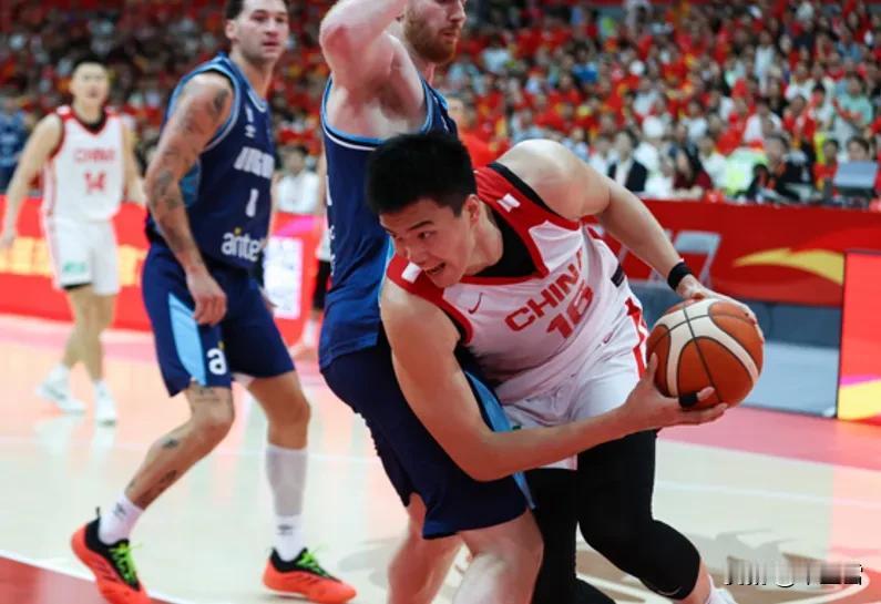这样的队员差点毁在杜峰手里！
中国男篮83-78击败乌拉圭，替补球员焦泊乔上场1