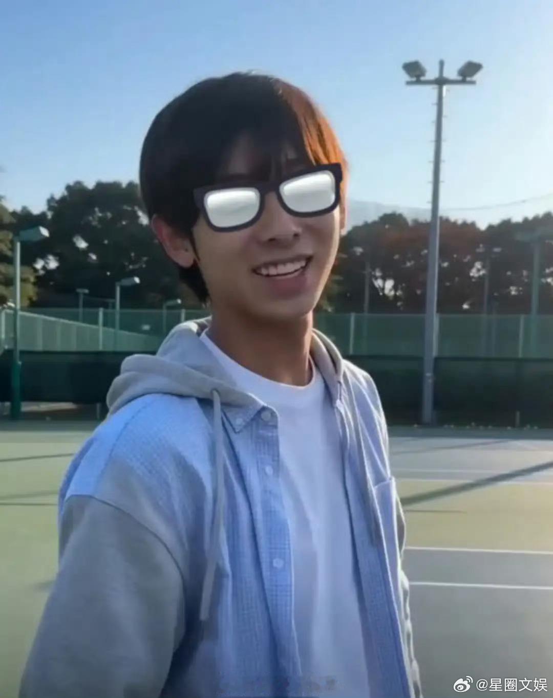 林志颖与17岁Kimi同框17岁的Kimi 林志颖与大儿子同框，17岁Kimi留
