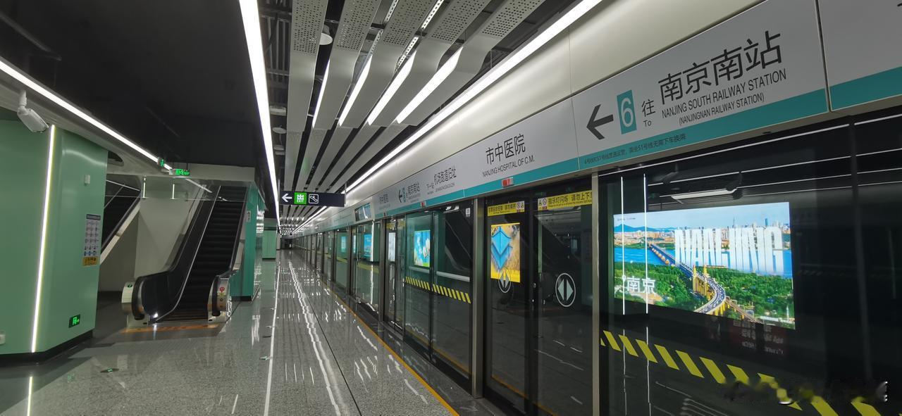 最近跑南京南站跑得多，摸出了个完全反常识的乘车冷知识。
外地来玩的朋友下高铁转市