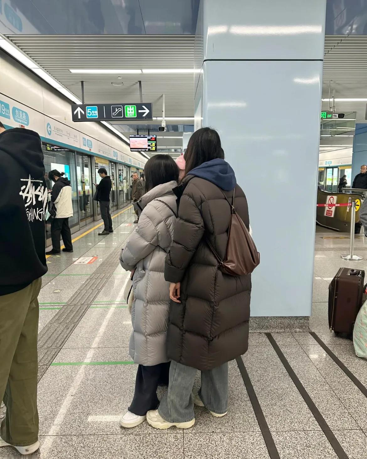 等地铁看到的，尴尬到想抠出三室一厅。。我这心情真是难以言表，只因在等地铁的片刻，