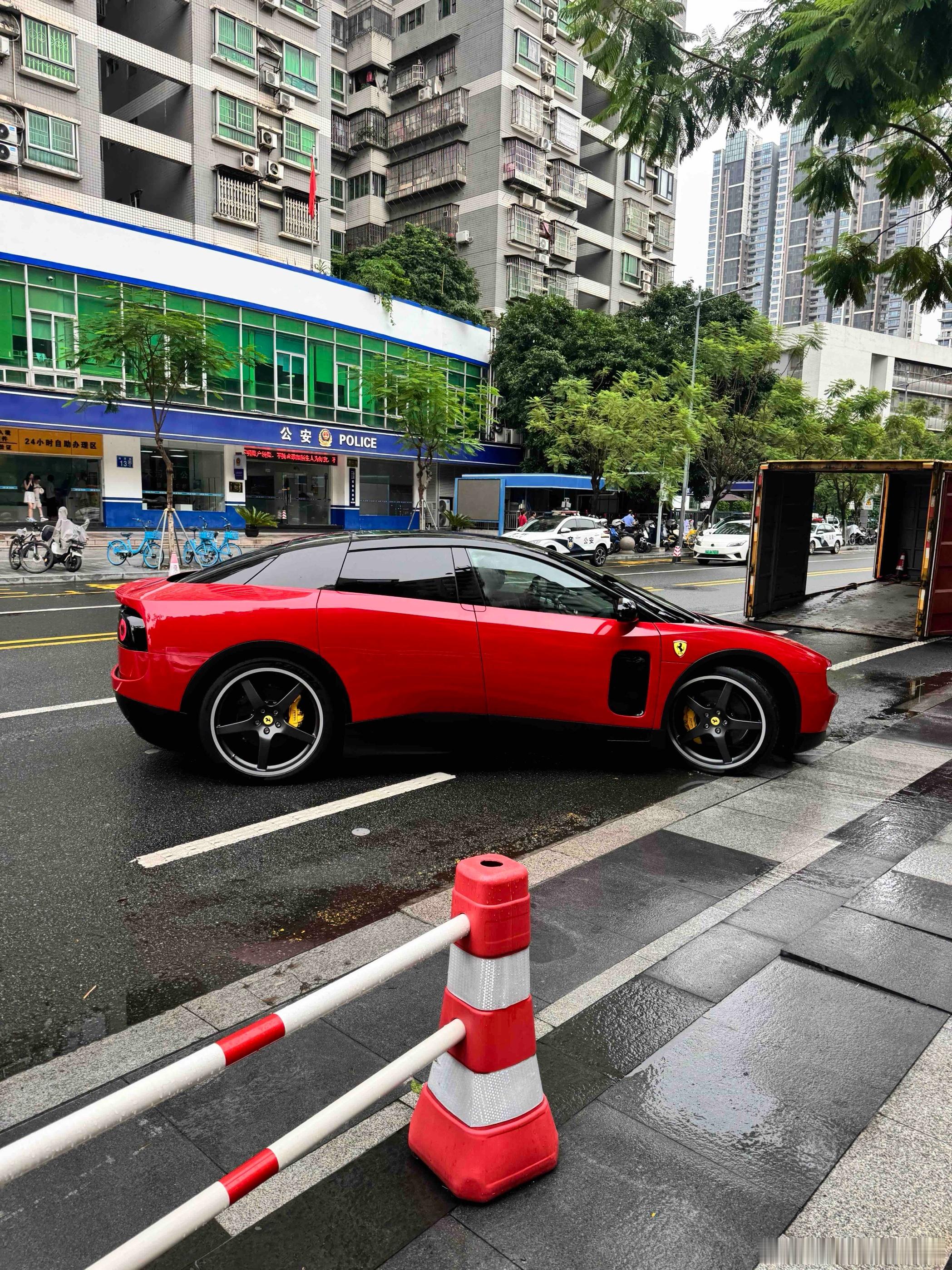 法拉利Luce实车实拍！398.8万？就这？这我实在是欣赏不来！豪车超跑