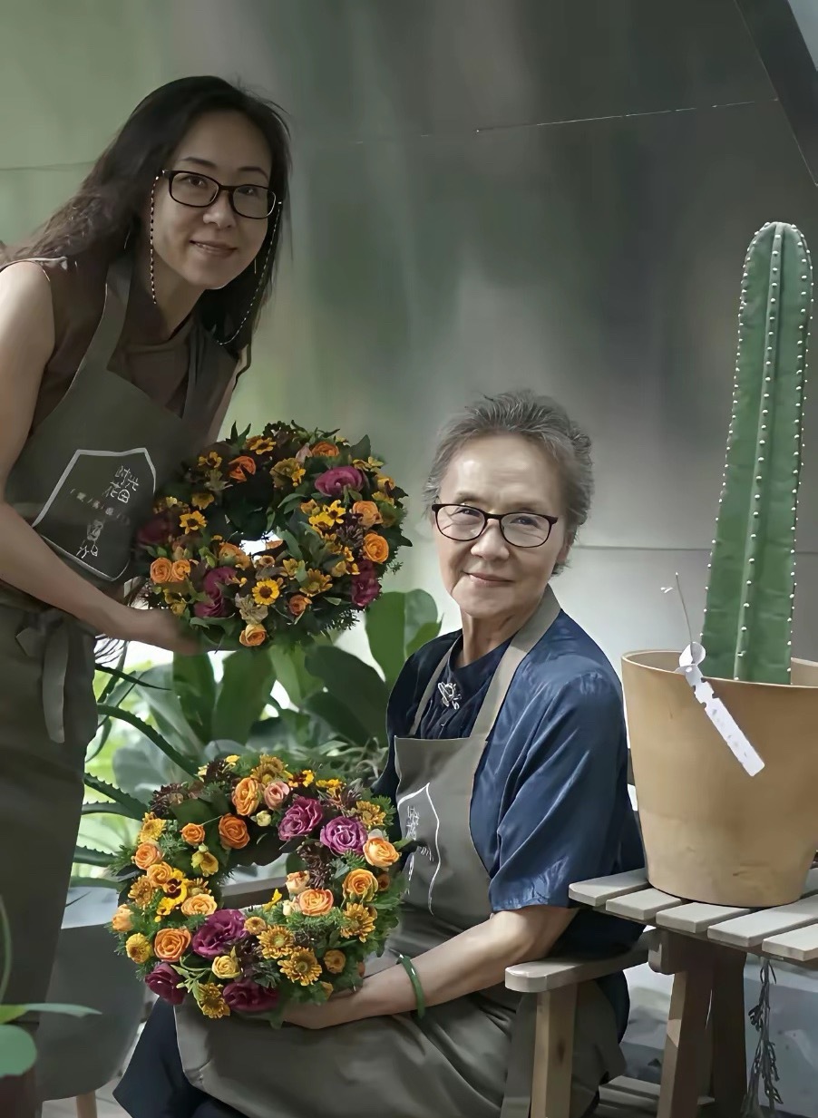 最近刷到吴彦姝奶奶和女儿吃火锅的照片，真的一眼就被吸引住了！老人家那股优雅真是刻