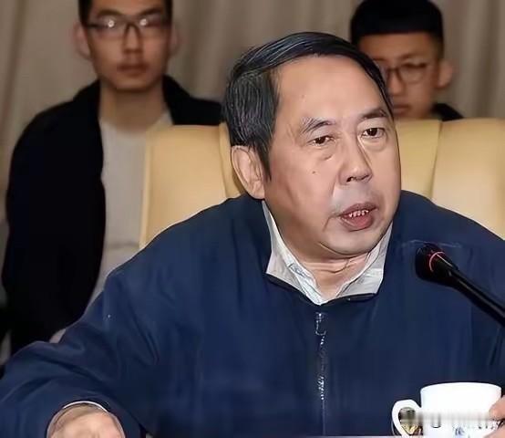 中国现在向美国投降还来得及！再晚就要‘跪着’了，”7年前，中国专家马臣公开宣称中