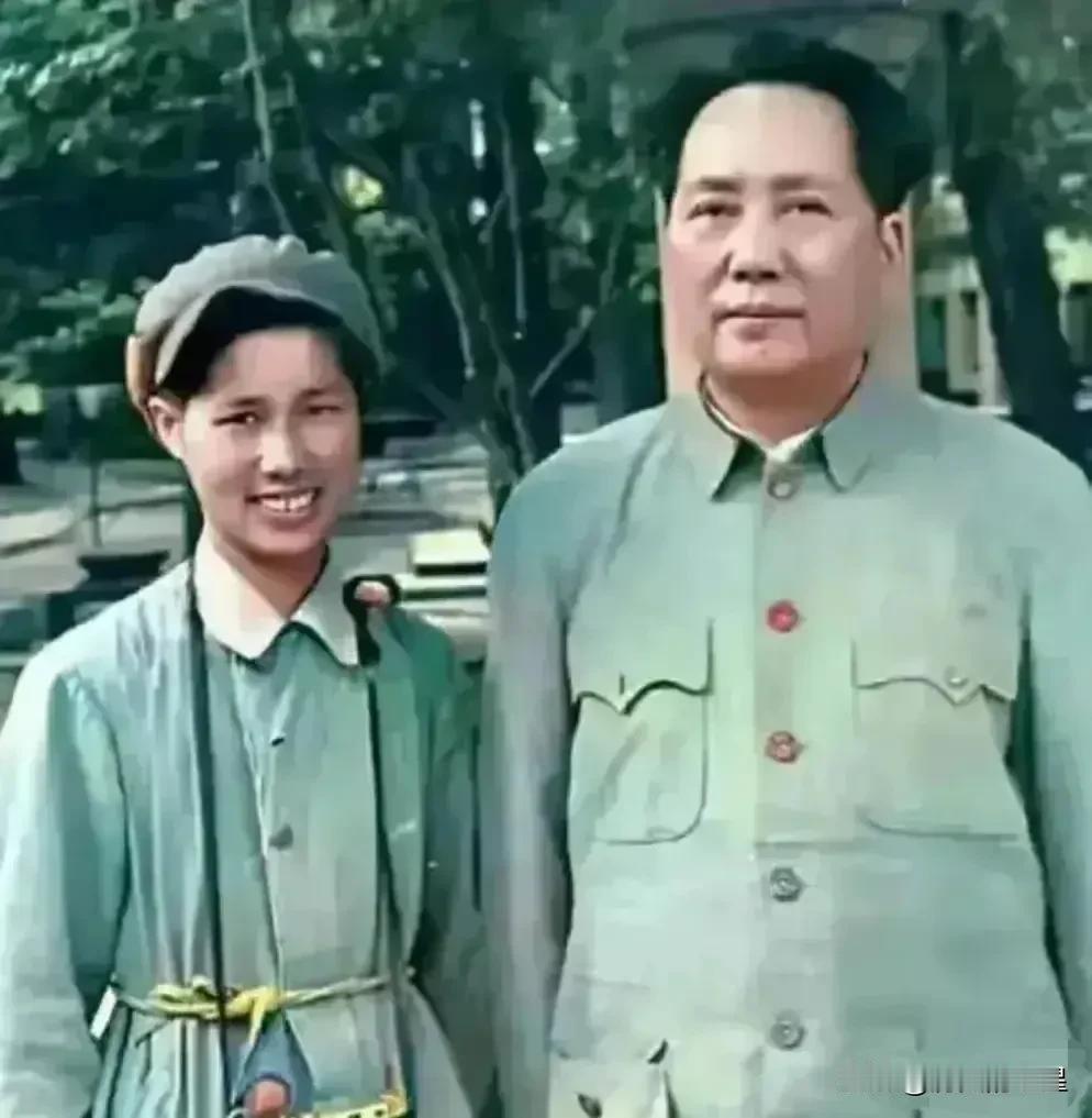 🙏请停留几秒，为伟人点个赞送朵花💐
《毛主席平等待人》
在香山的春日里，毛主