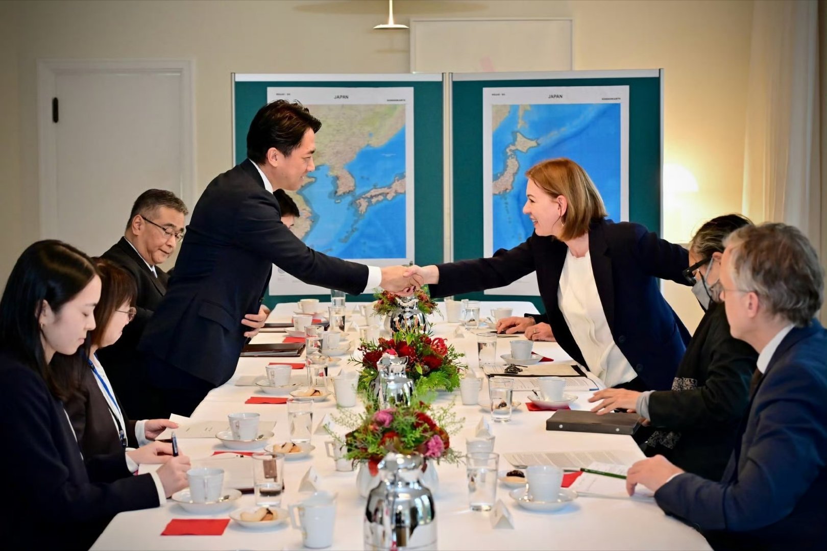 日本防卫大臣小泉进次郎向德国大使介绍了中日军机雷达照射的发生地。……小日本你们要