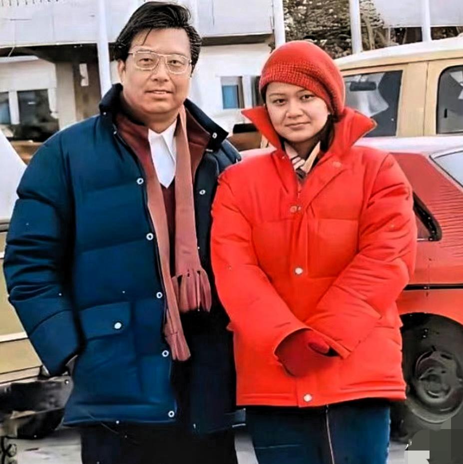 上世纪80年代的新疆冬日街头，风还带着凛冽的寒气，李双江裹着深蓝色羽绒服，围着藕