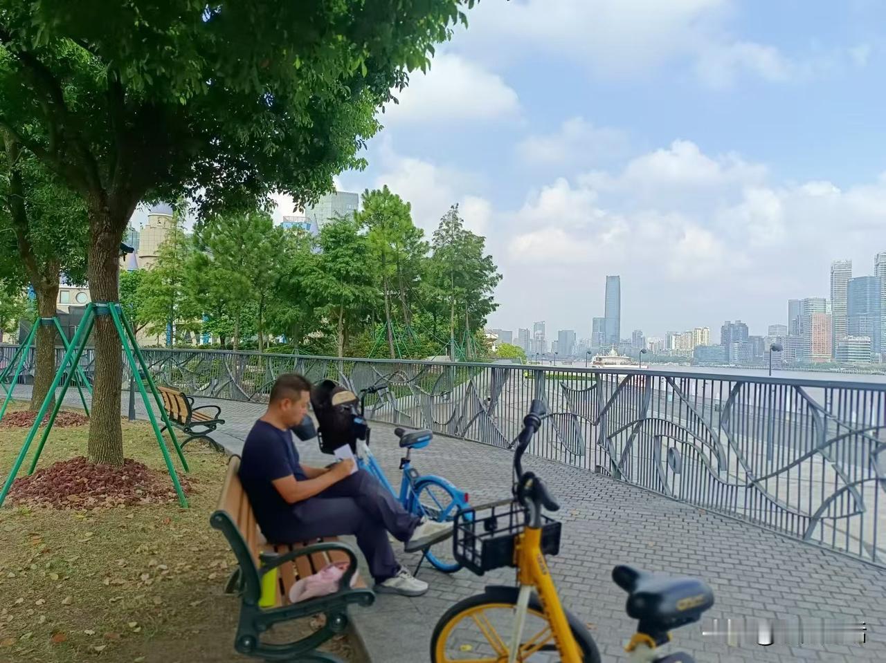 上海笔记：黄浦江右岸的大堤上
梁东方
黄浦江右岸的大堤上，正有一位跑步的年轻女子