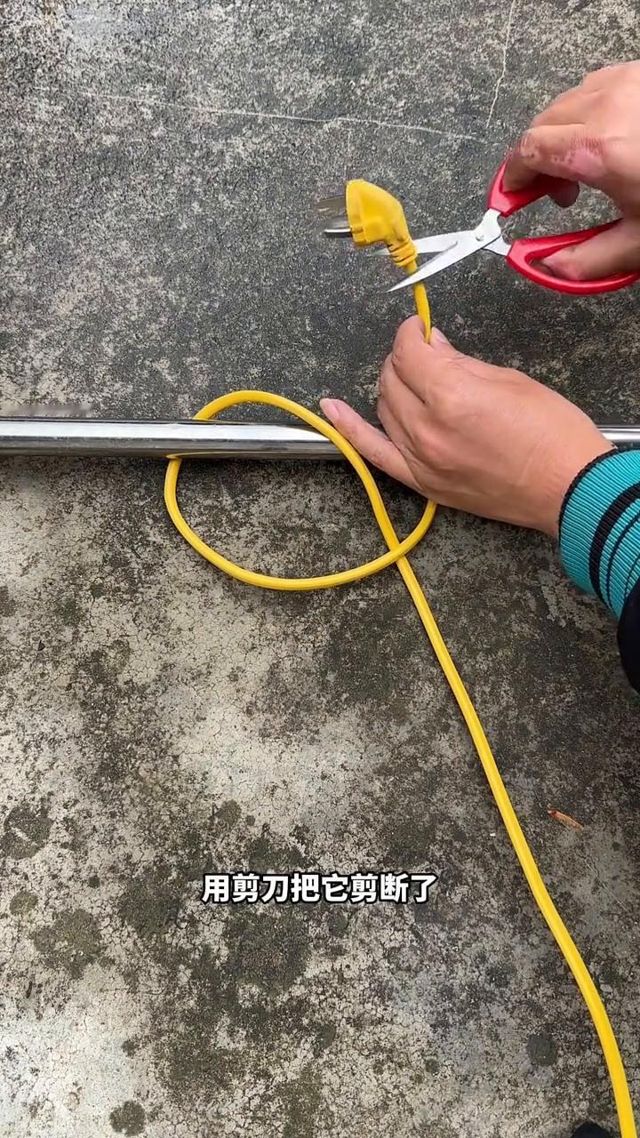 插头逃脱小妙招。
注意看，在日常生活中遇到这种情况如何取出插座？如果尝试往这边拉