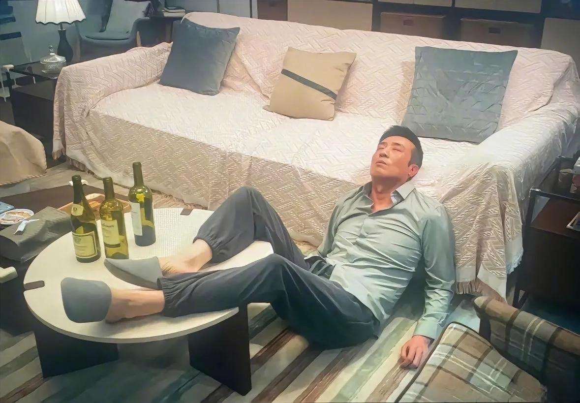 于和伟跳不了舞了，因为他喝光了三瓶红酒。看样子是遇到了很难过的事，连床都没上就睡