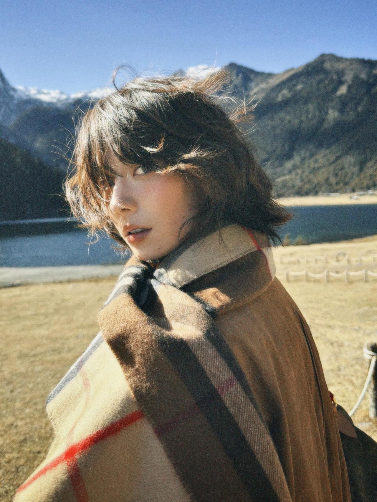 人与动物同框时，我们如何将两者互动关系定格成一种情感锁定呢？
作品以蹲姿互动为核