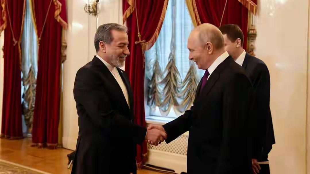 伊朗边见普京边提方案 美闭门研判 当地时间27日，伊朗外长阿拉格齐抵达俄罗斯圣彼