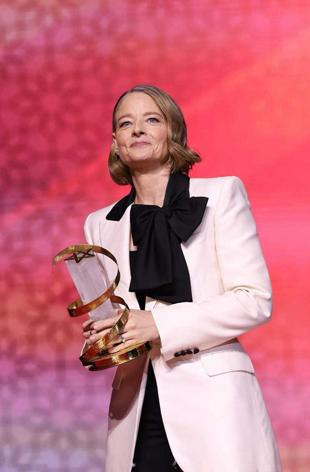 朱迪·福斯特在马拉喀什国际电影节领取终身成就奖，她的妻子陪她一同出席了颁奖礼。—