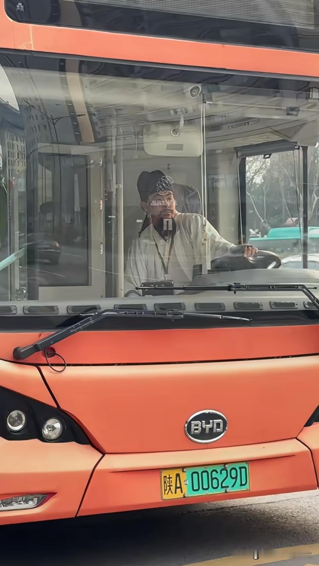 来一个西安的网友解释一下:

李白驾车将欲行，
忽闻侧方鸣笛声。
借问喇叭何处急