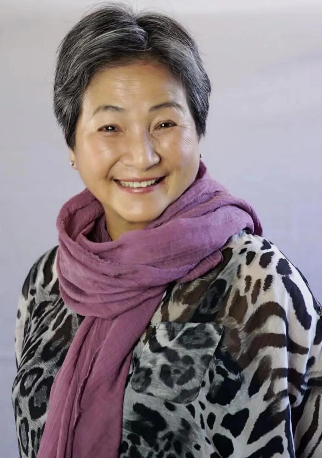 一次，金星采访郑佩佩：你是有四个子女是吗？郑佩佩纠正她：我有过八个子女，但生下来