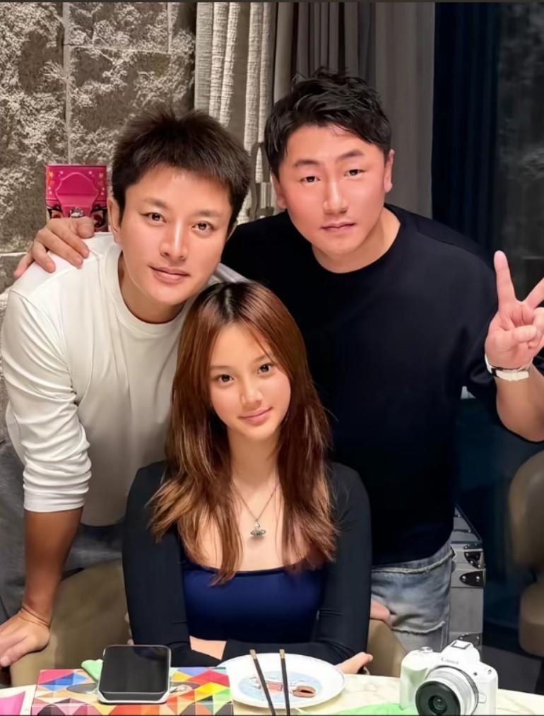 我勒个豆，以为李小璐坐那他俩和好了，跟爸爸在一起像麻麻，跟麻麻在一起像爸爸
甜馨