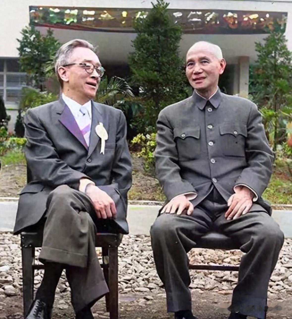 50年代，时任台湾中央研究院院长的胡适与蒋介石，在一起的一张合影。胡适是新文化运