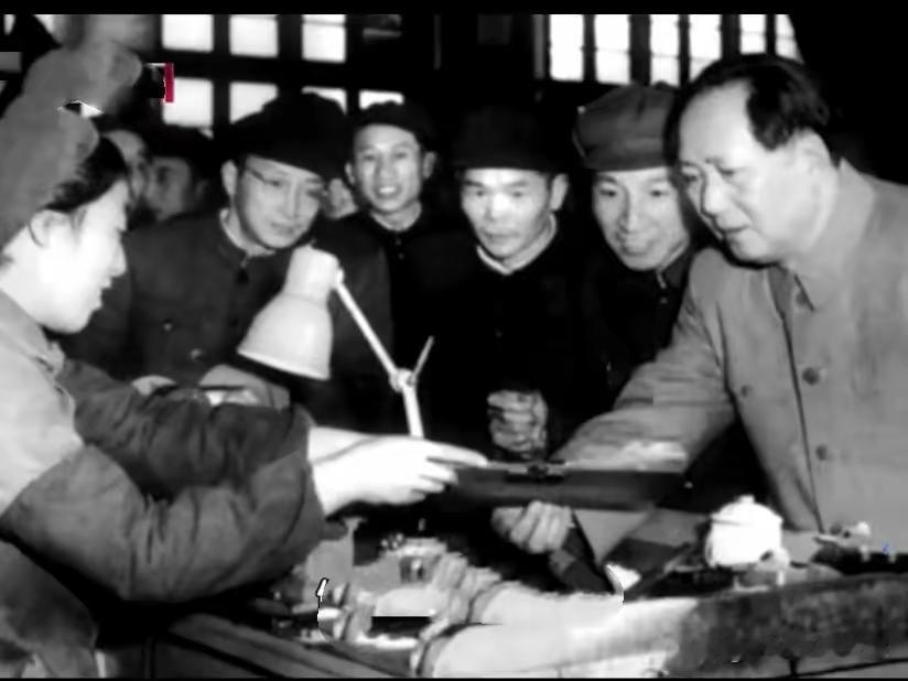 否定建国前30年，不是无知，是没良心！
 
现在有种怪论：把新中国前30年贬得一