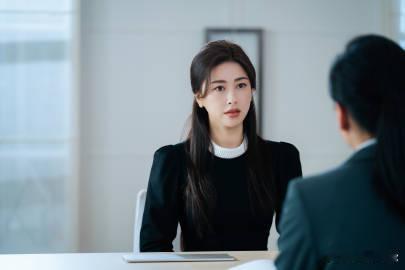 朱珠新剧职场逆袭从嘲讽开始 刚追完朱珠新剧的前几集，直接被圈粉！面对职场嘲讽，她