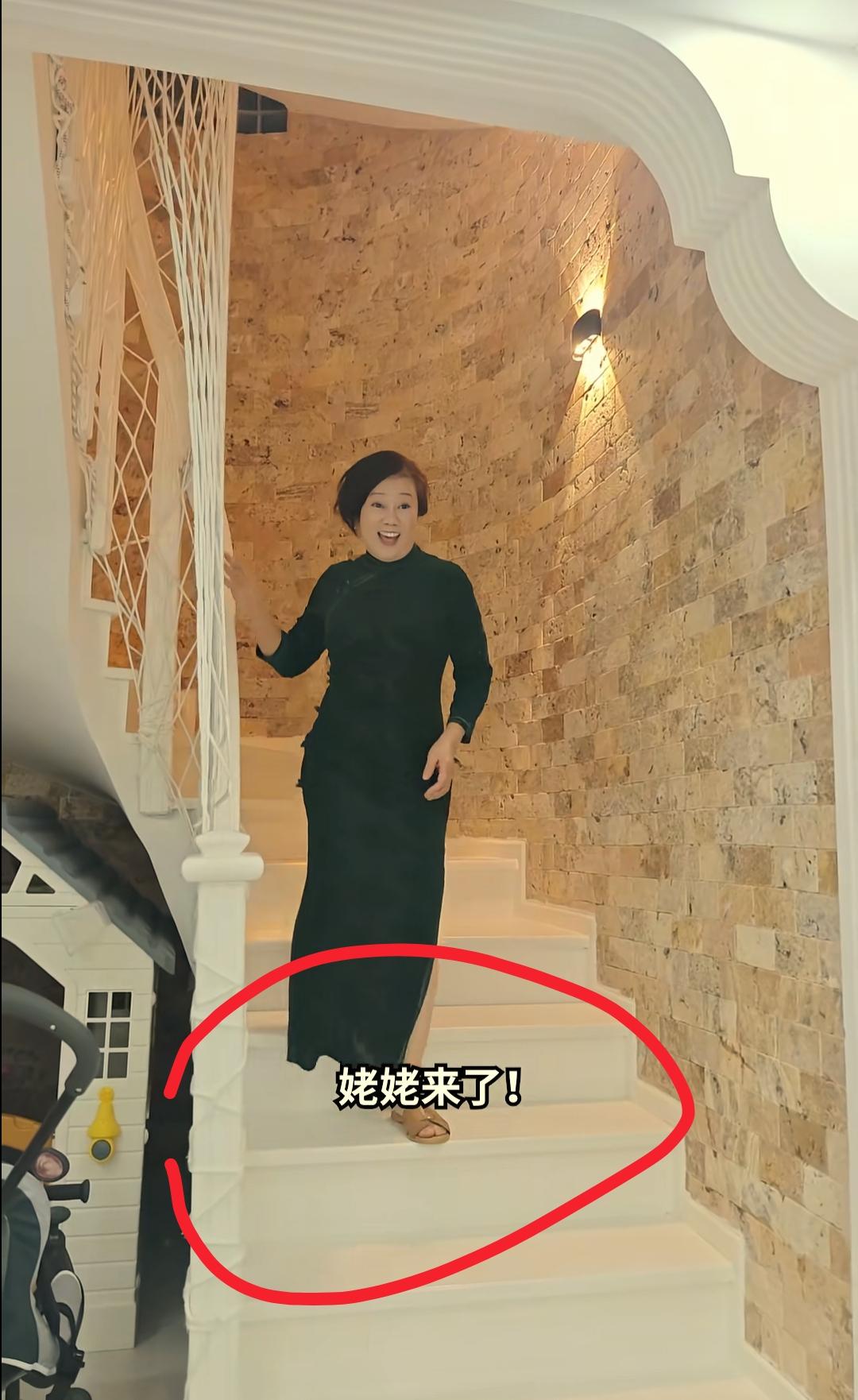 看到米娜一家更新的视频，我忍了
看到他家视频里，之前的姥姥舅舅全没影了，我也忍了