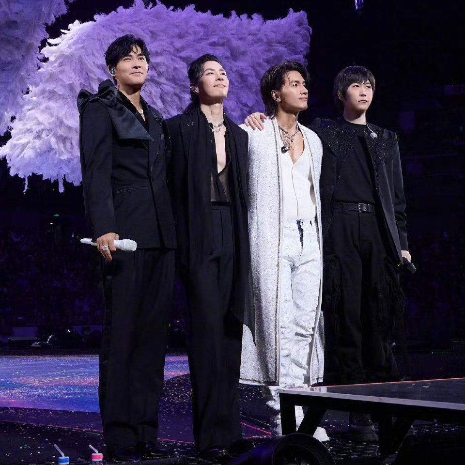 阿信摔下舞台  看视频阿信从舞台上摔下去这一下还挺吓人的。另外总有网友的脑回路如