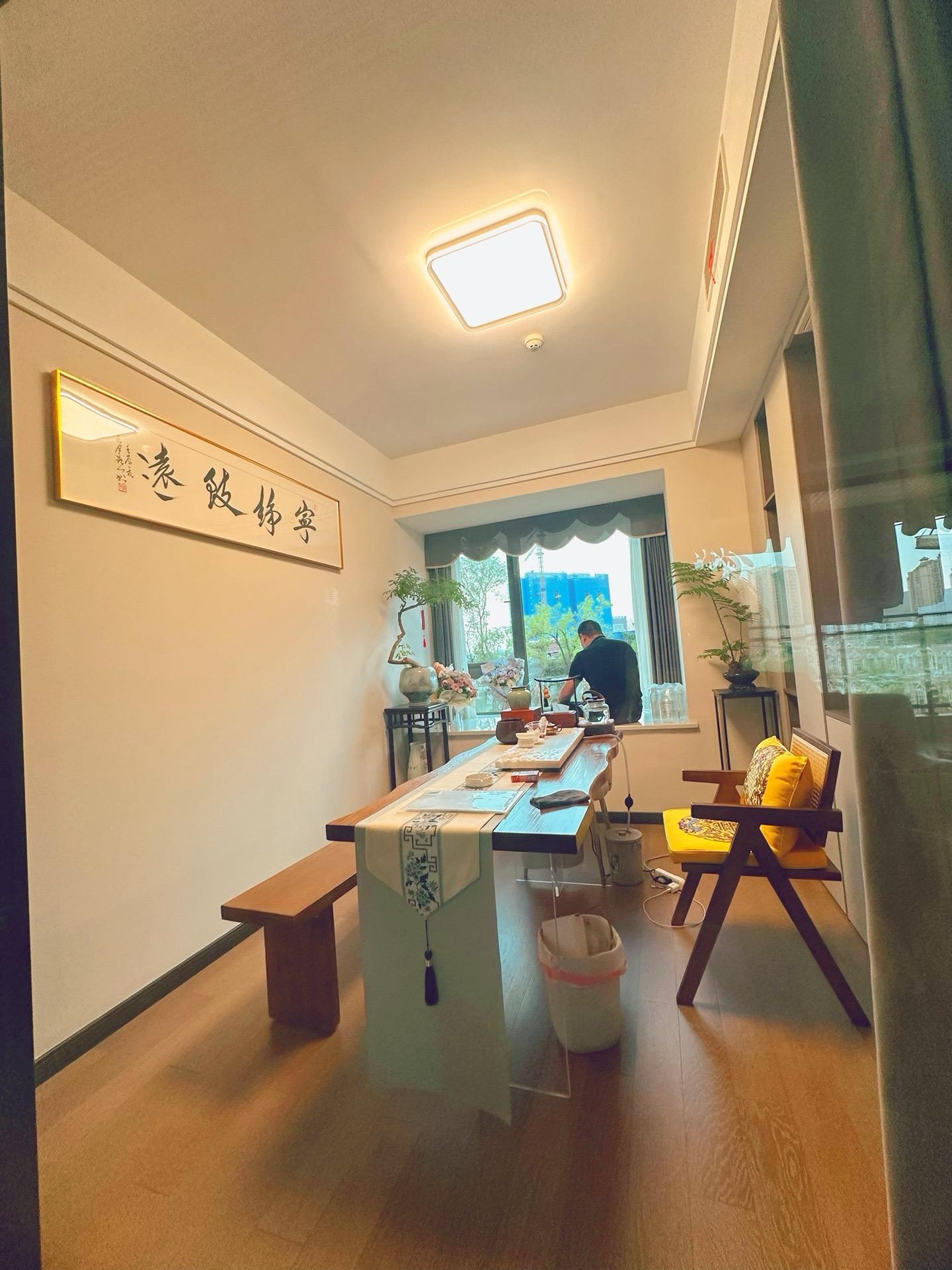 我等他出门吃晚餐～接电话换了几个姿势-😅