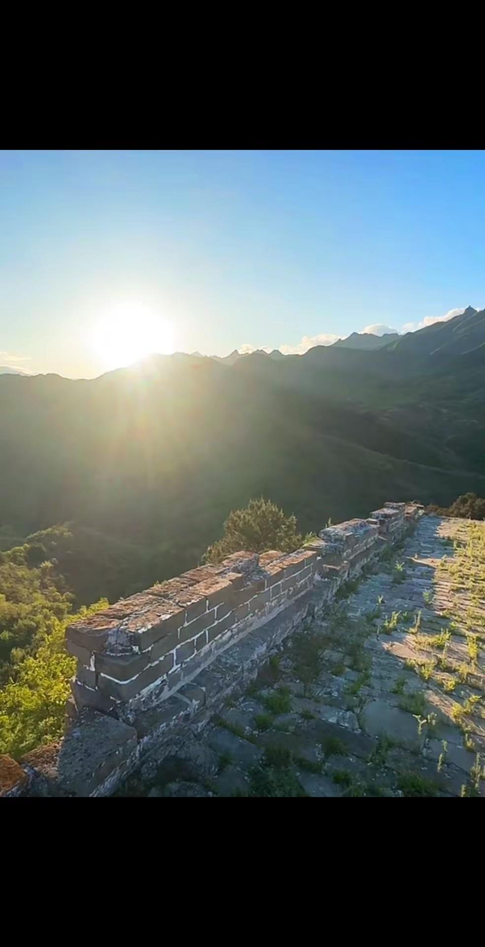 当第一缕阳光越过山峦，洒在千年城砖上，长城在晨光里苏醒。风掠过古老的城墙，带着历