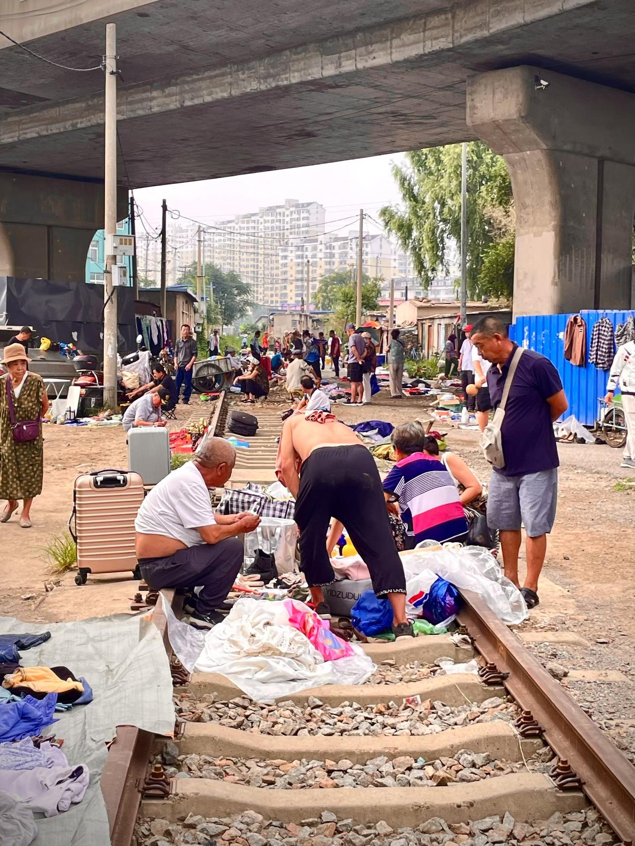 瓦房店老铁路旁，售卖旧物的老人。他们是推动时代进步的见证者