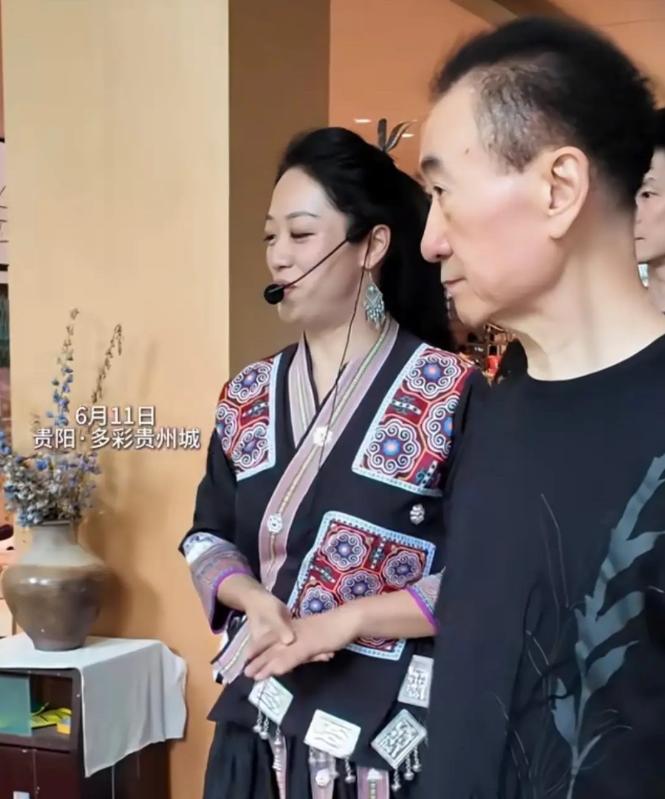 由俭入奢易，由奢入俭难呀。王健林近日去贵州考察文旅项目，身上穿着的黑色T恤看起来