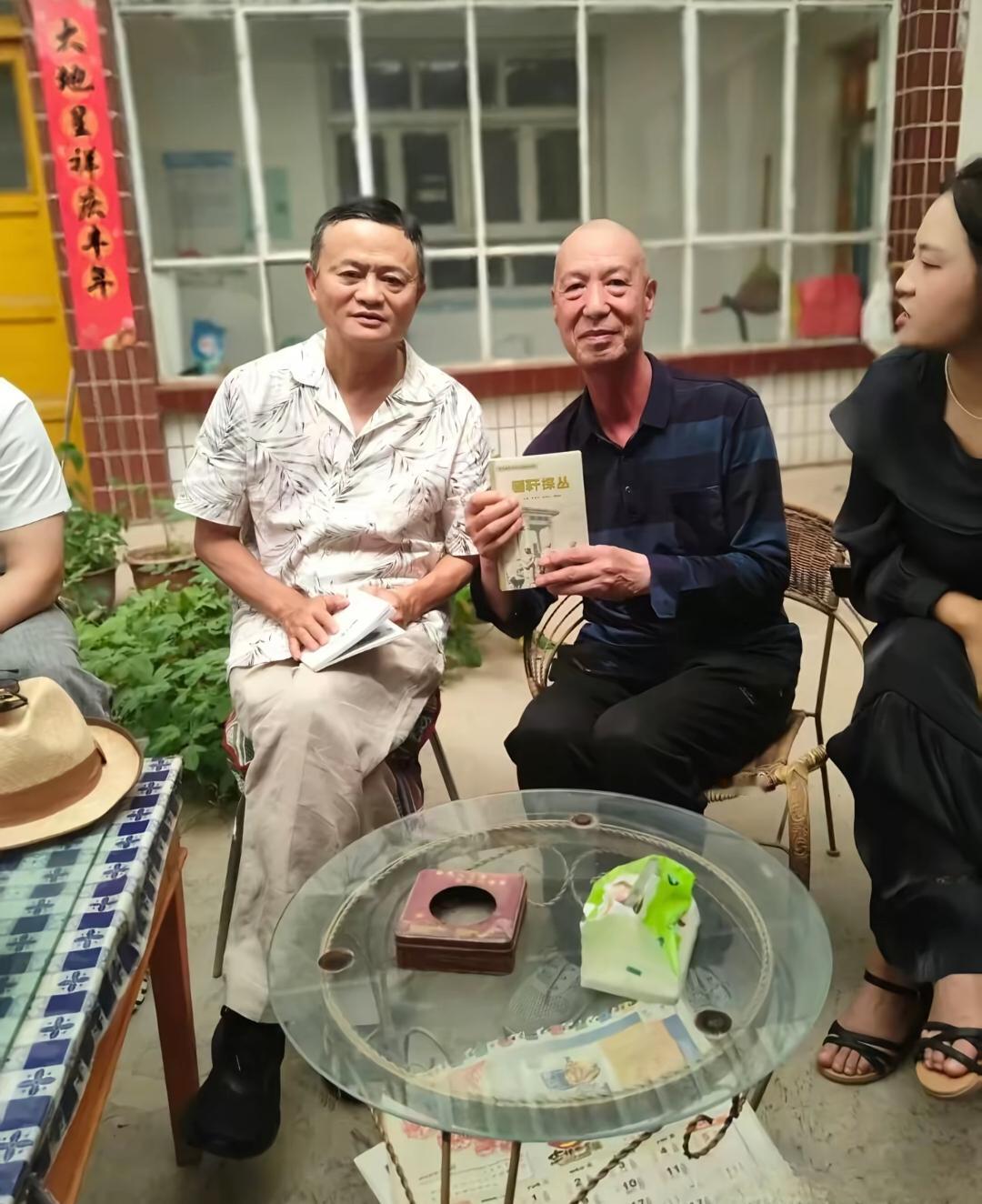 62岁马云现身甘肃永昌县农村一户人家的家里做客，了解当地民生情况！他的穿衣打扮低