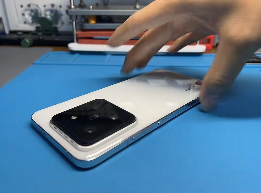 刷到网上小米 14 Pro 的一个邪修玩法：更换 K80 Pro 金沙江硅碳电池