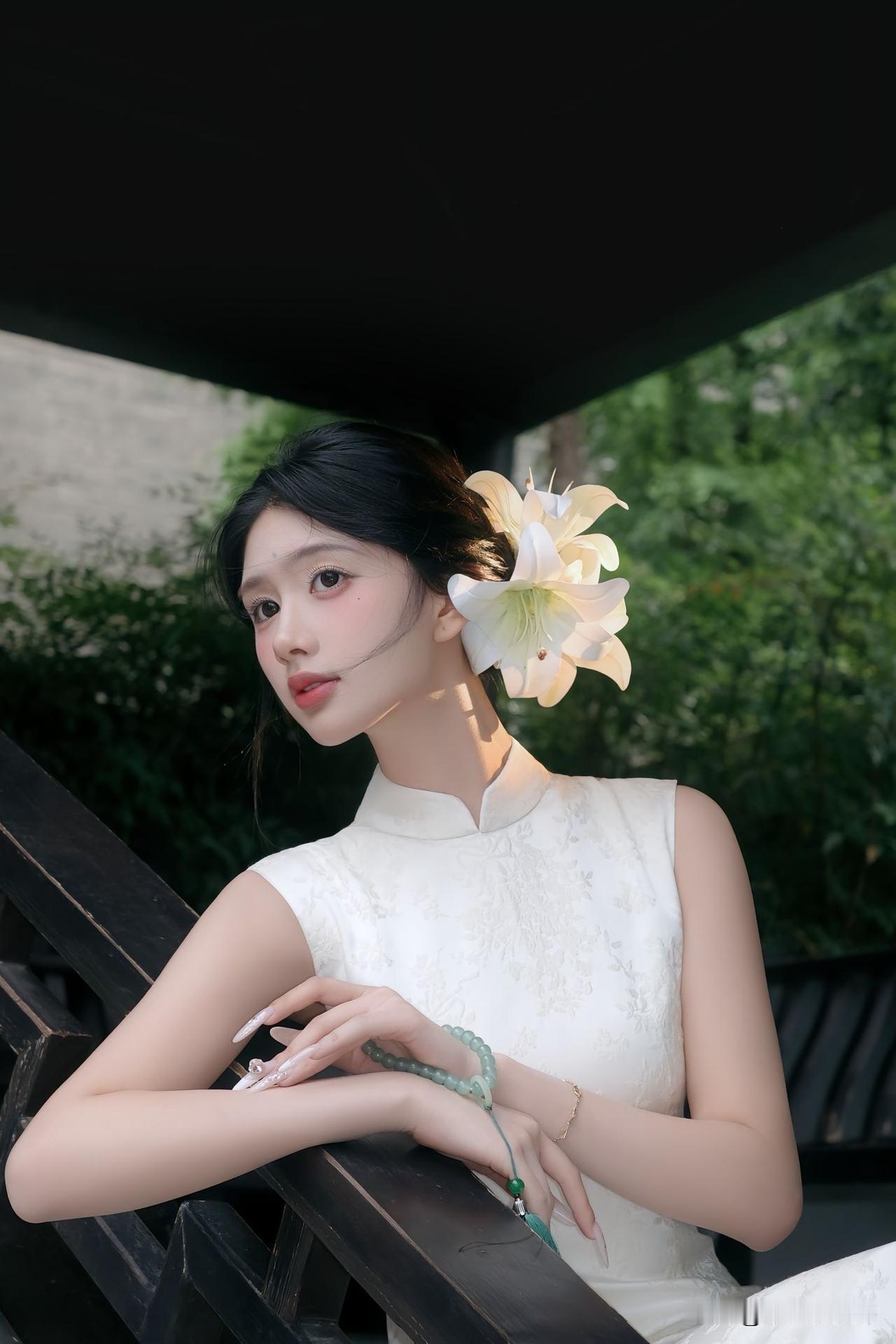 白色旗袍，是中式园林里的绝美风景线，拍照巨出片旗袍风景写真 江南风旗袍照