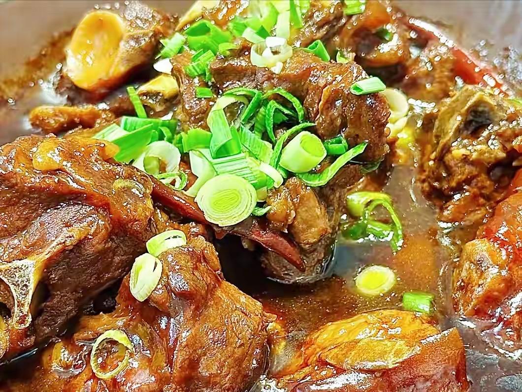 江苏南通“10大名吃”，你吃过几道

1、红烧海门山羊肉
2、狼山烧鸡
3、南通