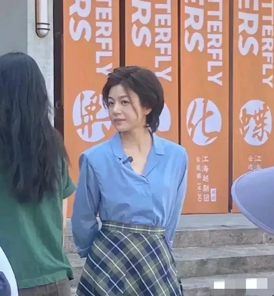 陈妍希镜头前有多精致，镜头下就有多粗操，看起来就像是两个人。
素人镜头下的陈妍希