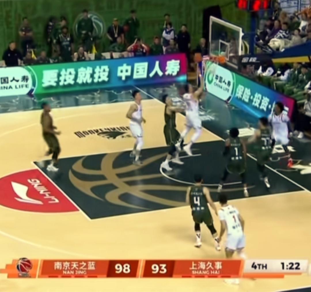 昨天上海男篮爆冷输给南京同曦，我认为刘铮空篮没有进球是败笔，要不然上海男篮可以将