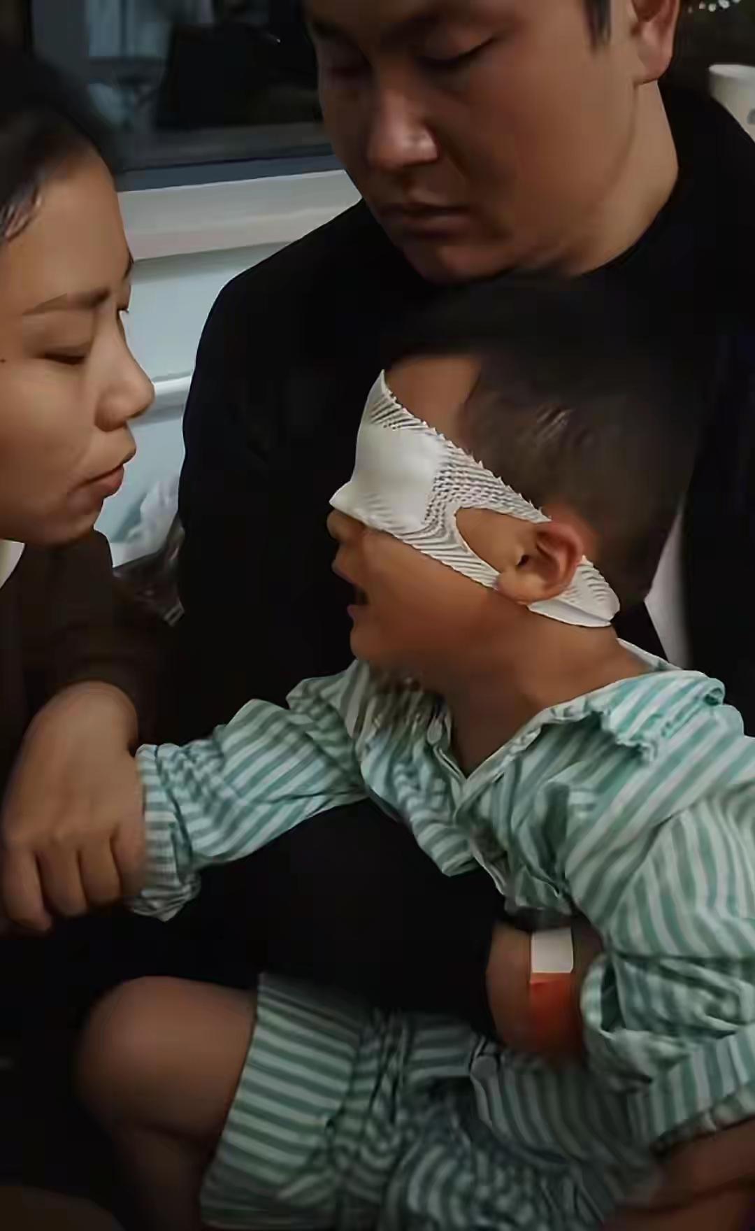 孩子在幼儿园眼睛受伤导致失明事件的后续情况，涉及多方面的问题和调查结果。以下是一