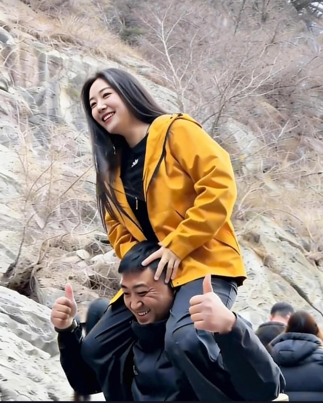 黄山之巅，一位丈夫用肩膀为渐冻症妻子扛起整个世界，引发网友对爱情真谛的思考。
近