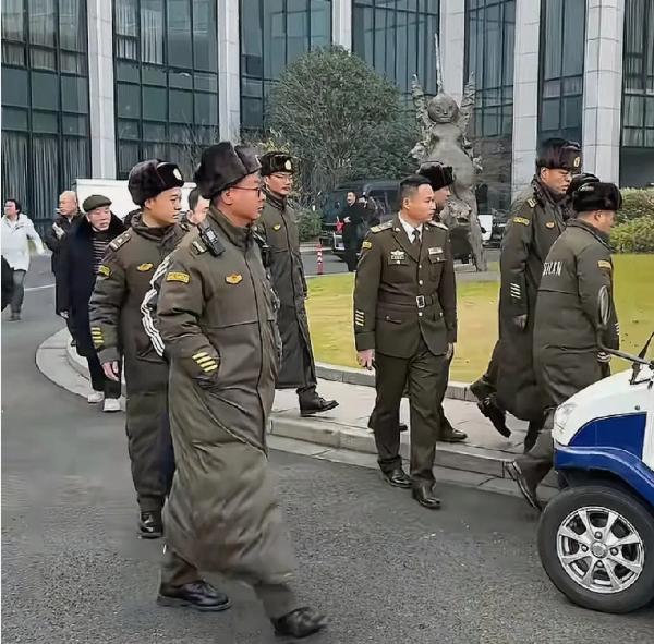 国家该整顿清理社会上的军装警服大盖帽了。

现在社会上的高仿军装警服，真的该好好