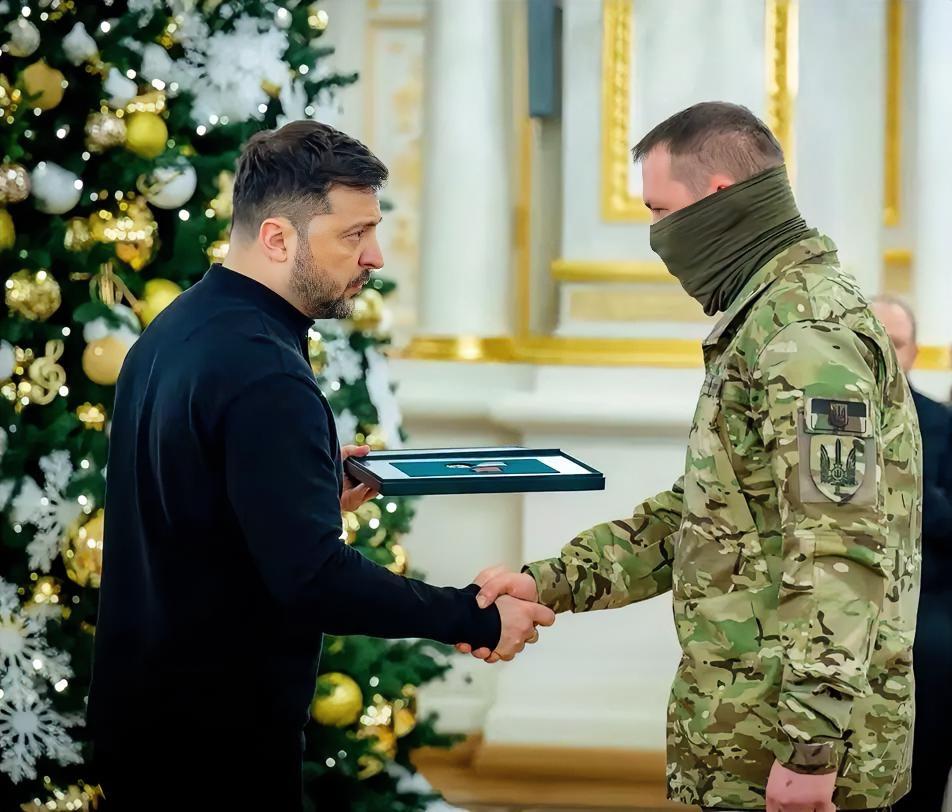 泽连斯基的这张照片挺有意思

这是西方圣诞节期间乌克兰总统泽连斯基向战争中的有功