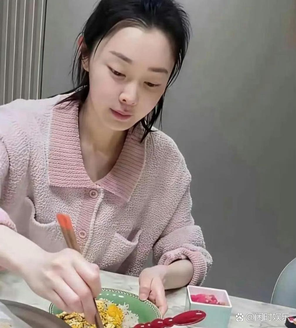 宋轶素颜出镜也太真实大方了，勇气可嘉，天生好底子一目了然～ 