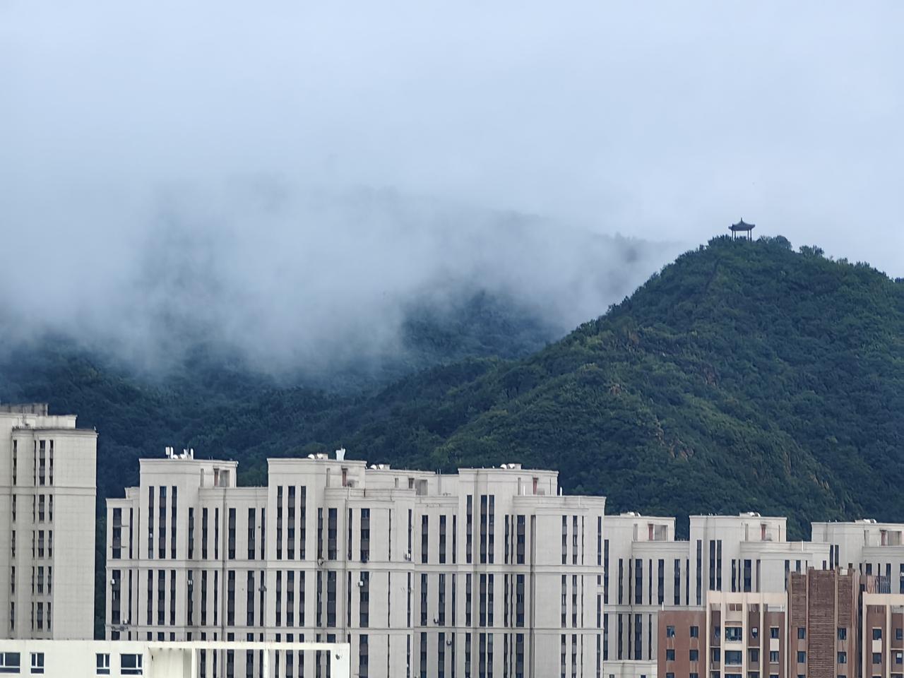 《雨后山城》2026年8月13日，拍摄于承德市。