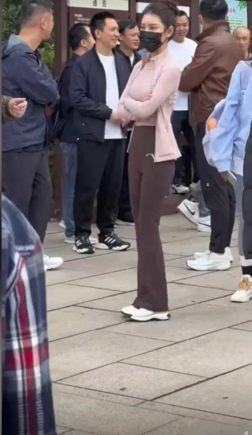 这平坦的小腹，我这辈子都不可能有 