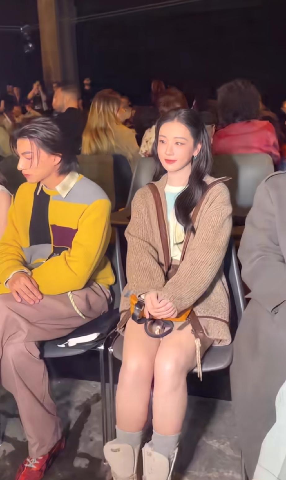 杨紫和糕卡娜米兰时装周同框

杨紫像个乖乖女，好学生，旁边的糕卡娜笑得好温柔好可