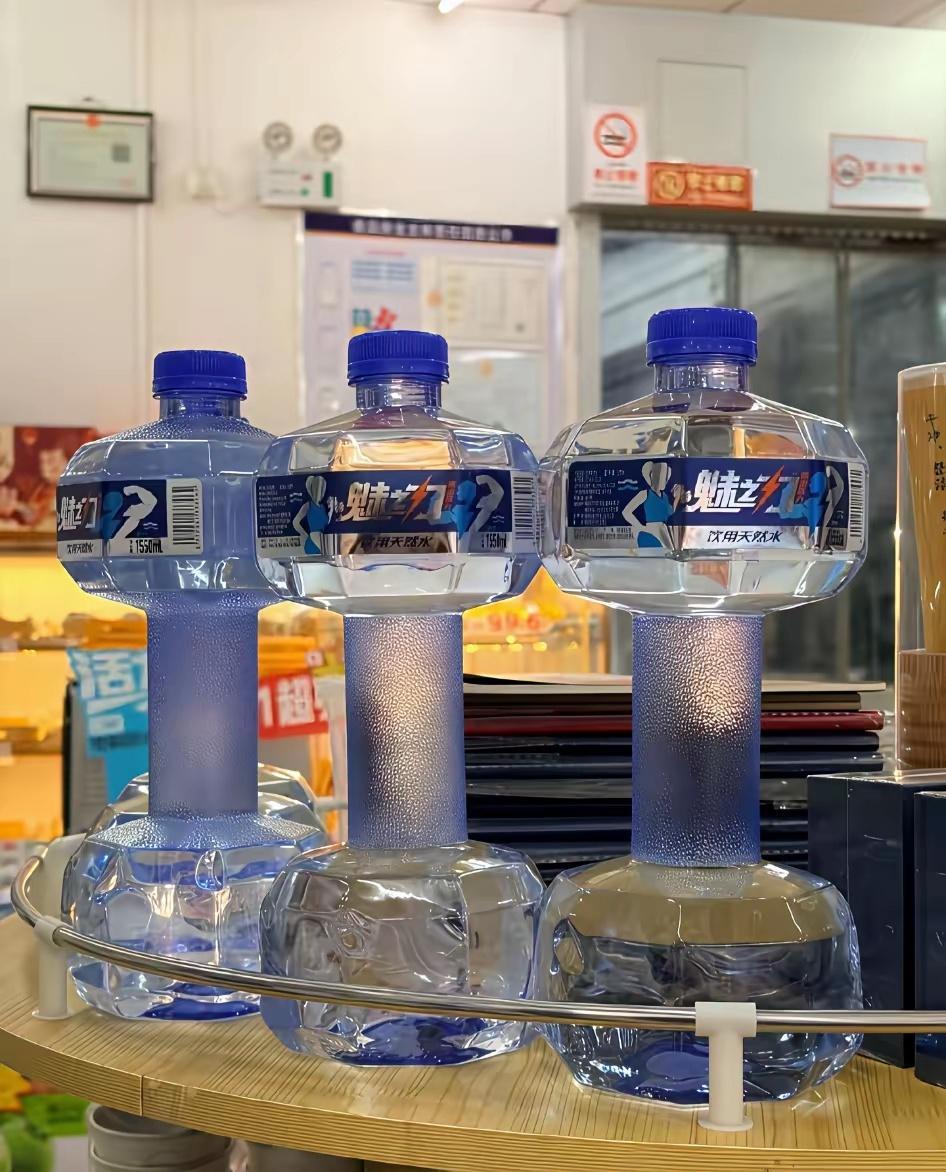 本来想买一对小哑铃，直到看到超市这两瓶水 