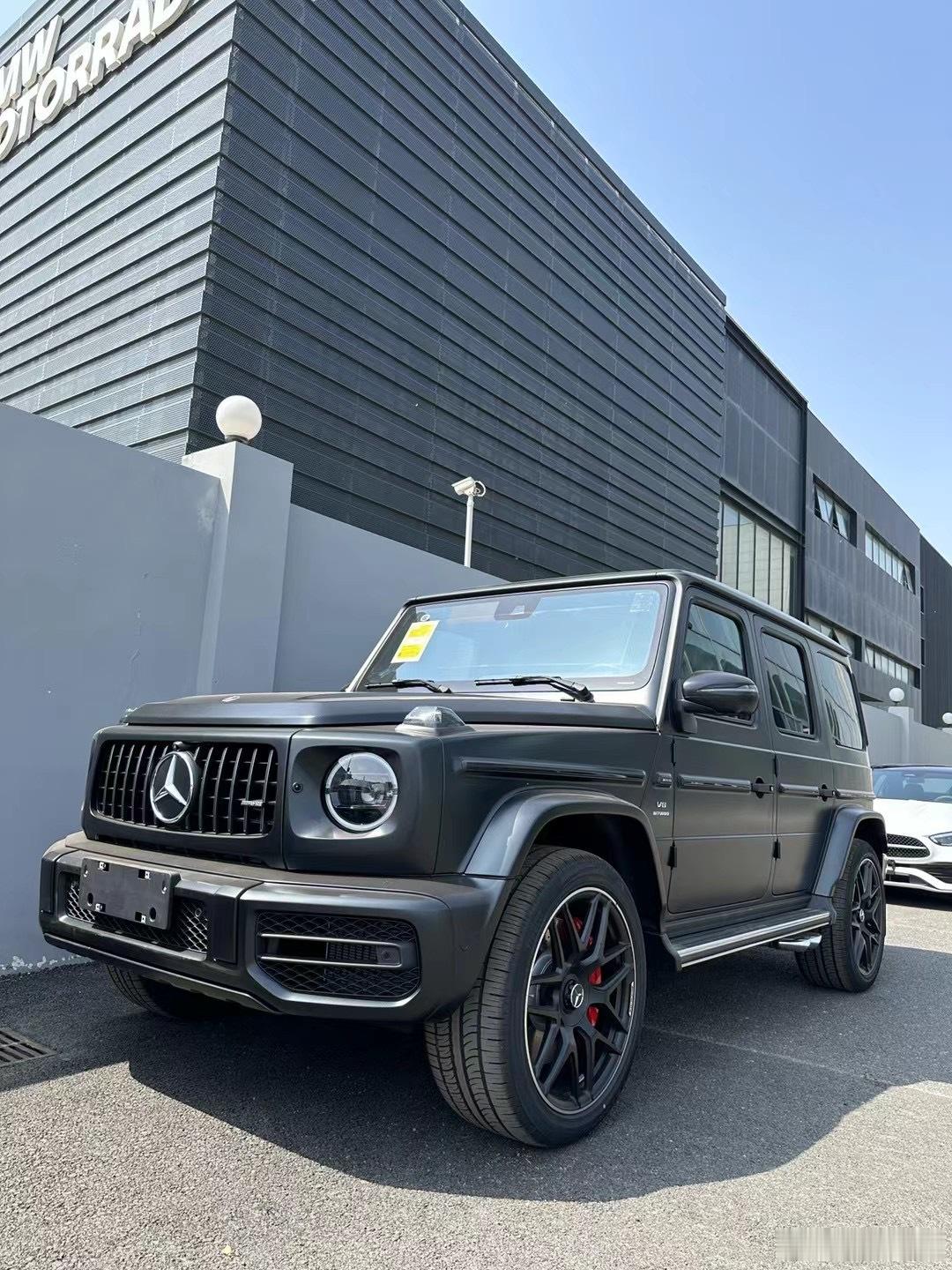G63 哑光黑红 满配 917和957各一台选配:金属漆 内饰增强组件 孟加拉红