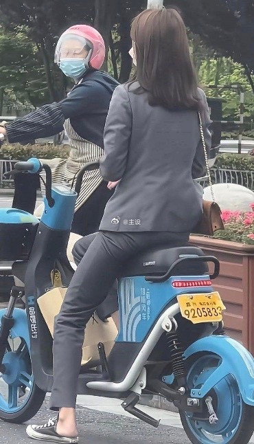 这样至少穿了10年，帆布鞋配西装 