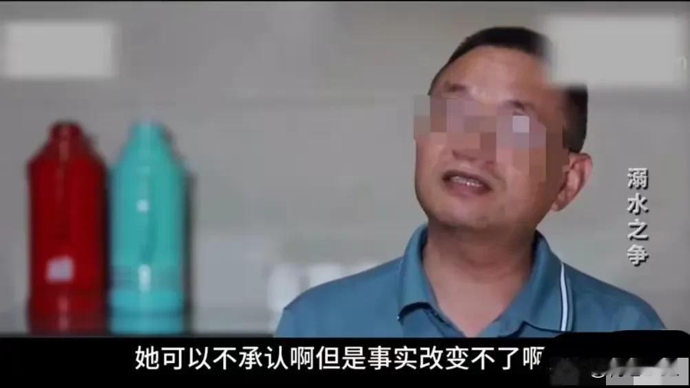 “太憋屈了！”四川泸县，老人承包村里一口鱼塘，多年过去，塘里的鱼长得又大又肥。同