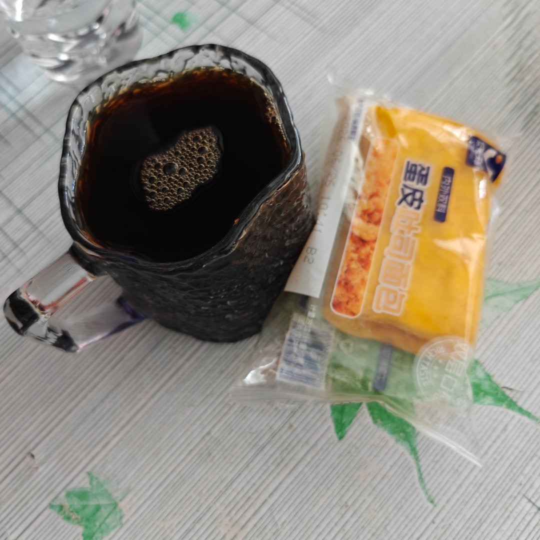 睡醒了先来一杯咖啡☕再来一块面包🍞待会再去做饭吃 